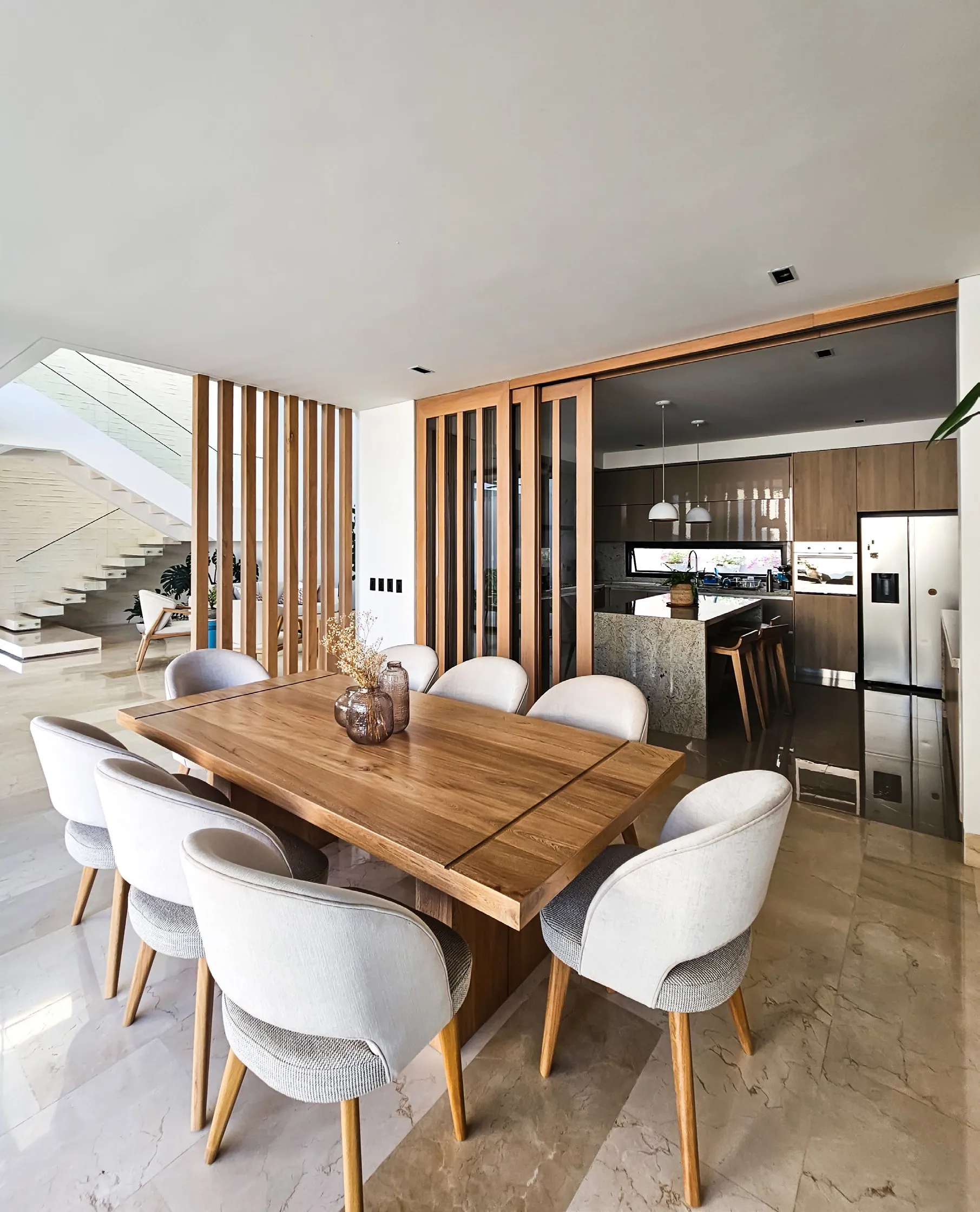 Casa 40 · Interior comedor celosía madera