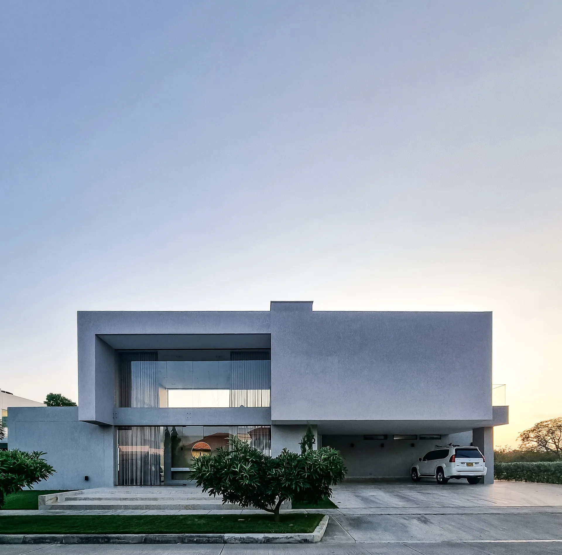 Casa FG · Fachada principal atardecer