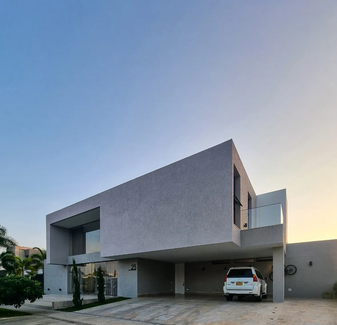 Casa FG · Fachada principal garaje