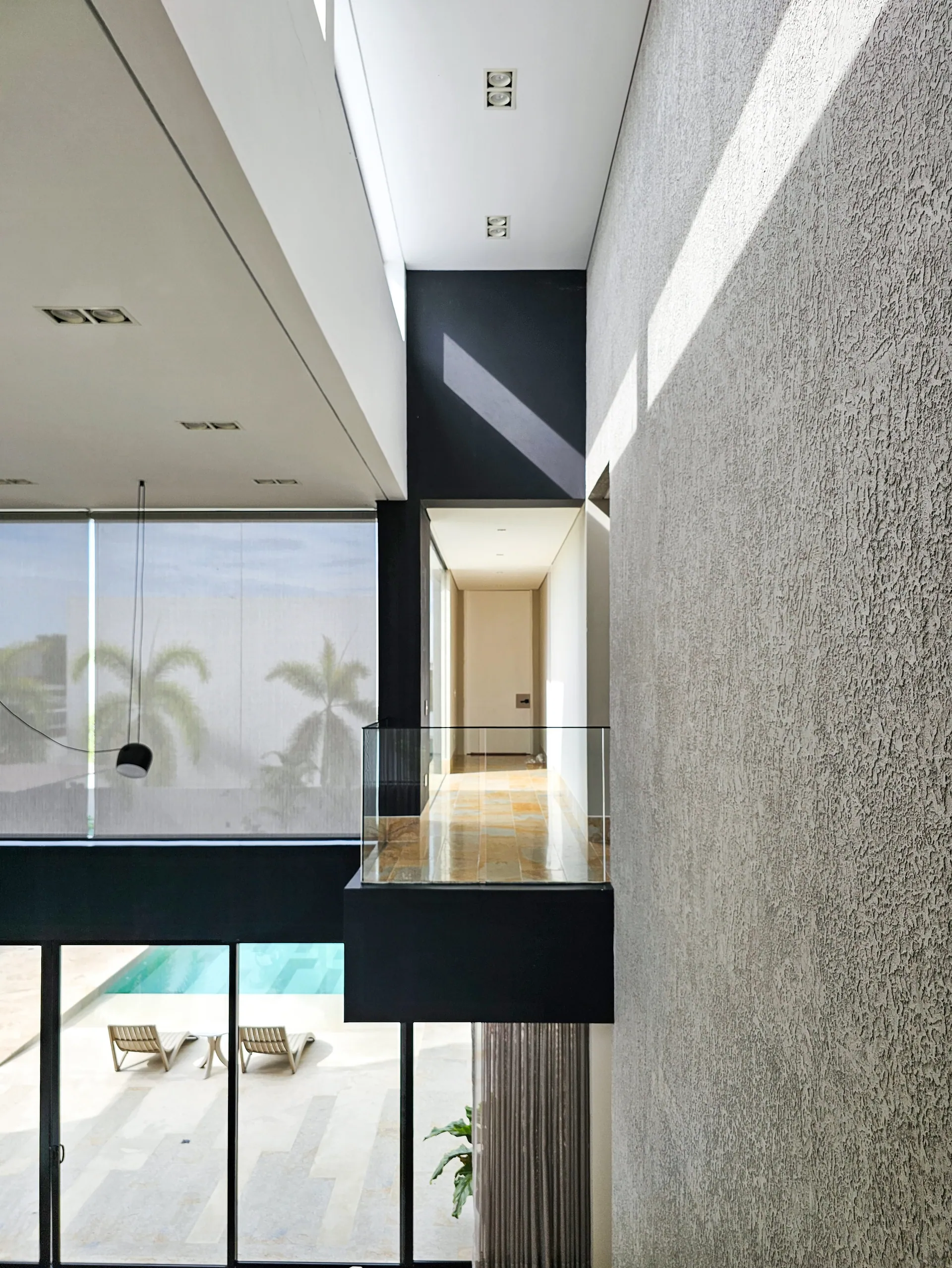 Casa FG · Interior doble altura puente