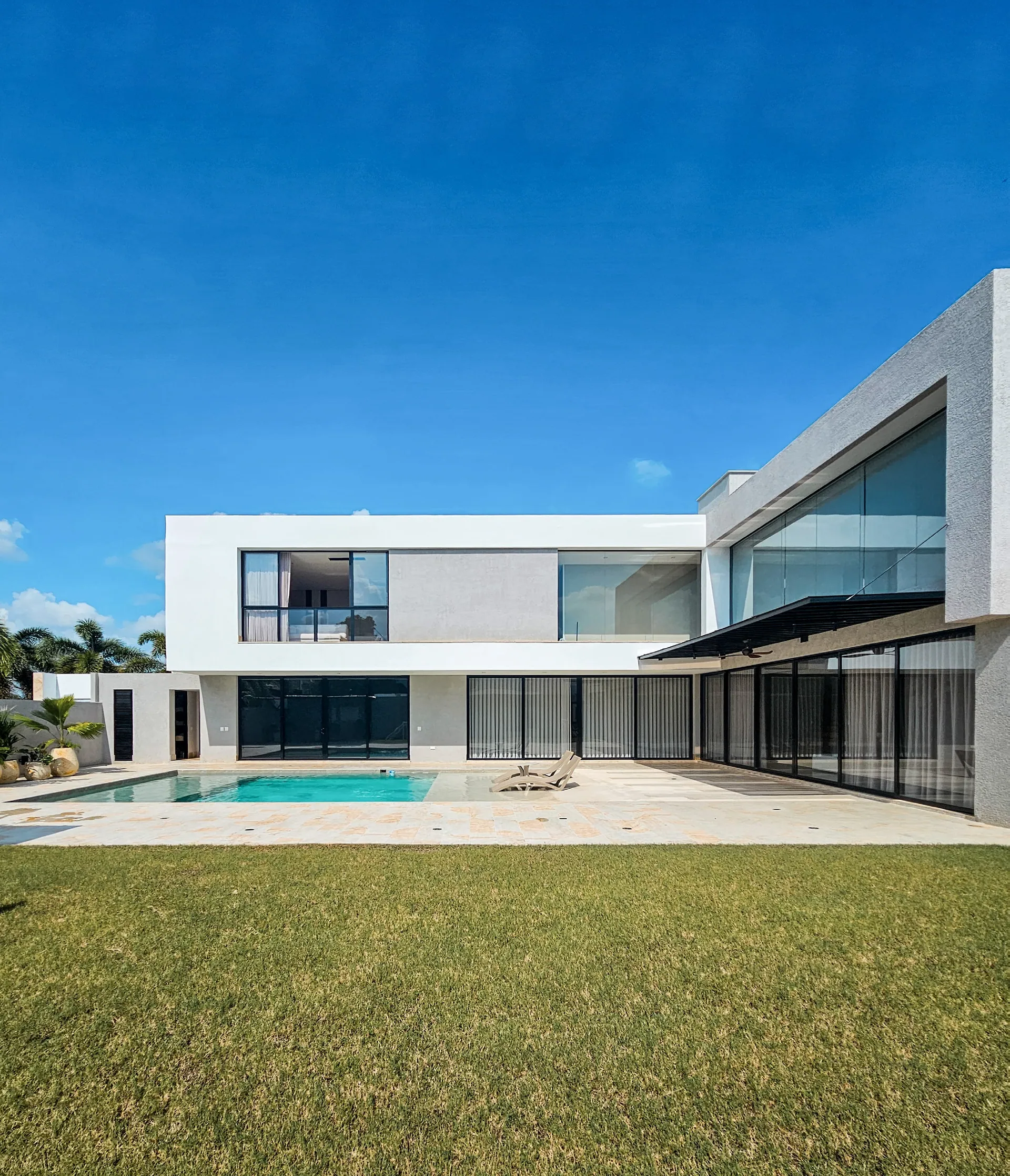 Casa FG · Patio central jardín piscina