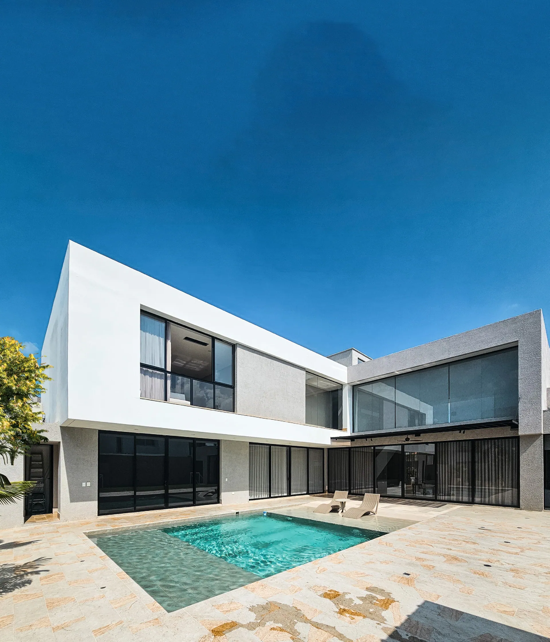 Casa FG · Patio central volumen L piscina
