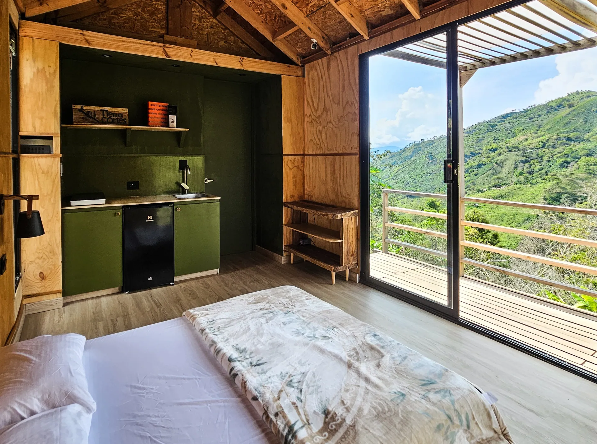 Mistrató Tierra Cortés · Interior habitación y terraza