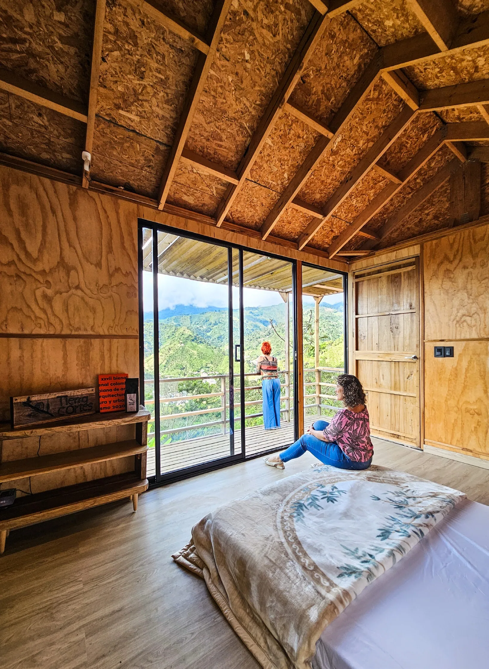 Mistrató Tierra Cortés · Interior habitación vista montaña