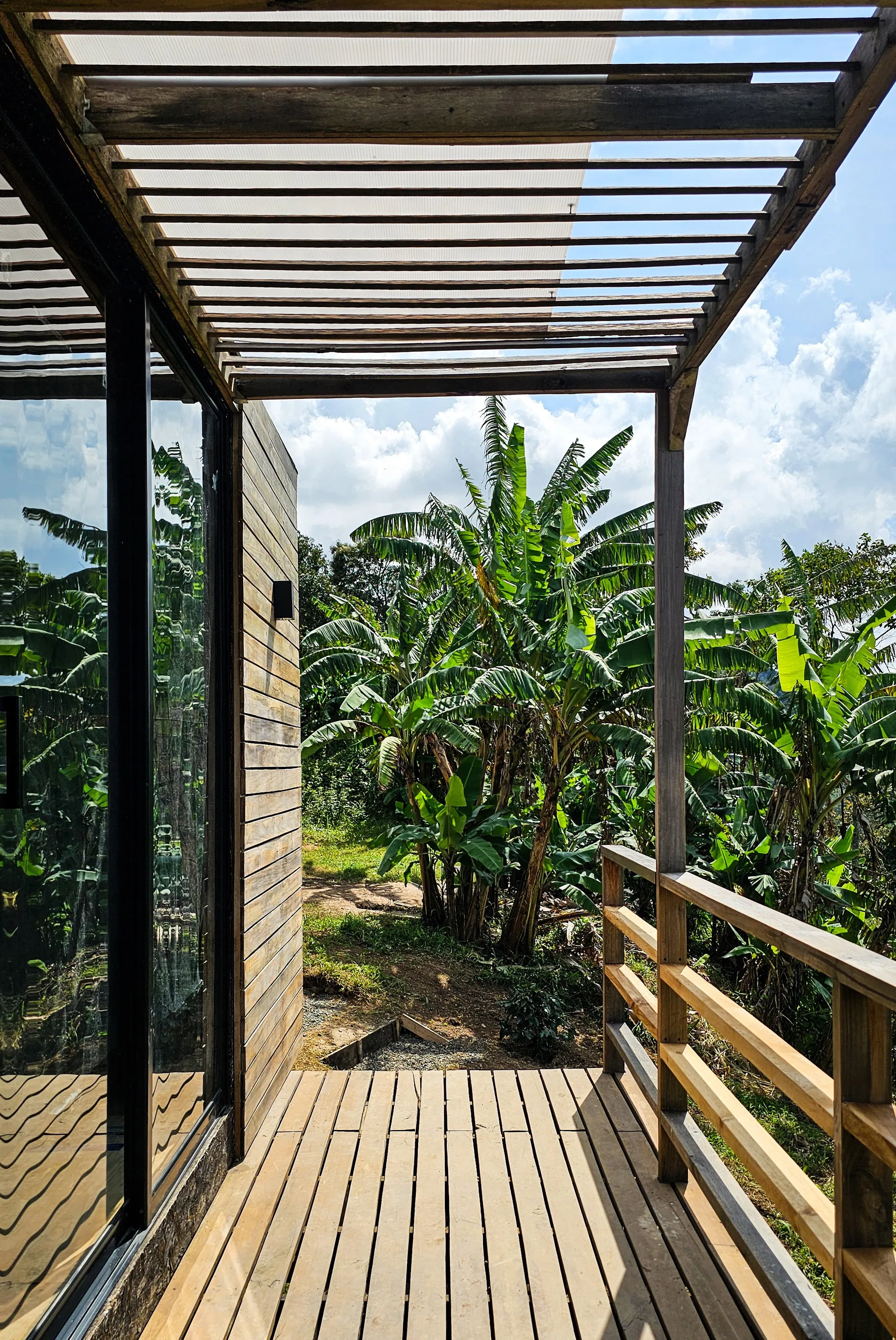 Mistrató Tierra Cortés · Terraza deck y pérgola